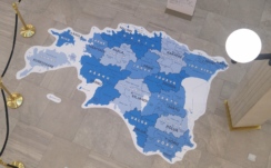 Eesti haldusjaotuse kaart põrandakleebisel Kvartali keskuses. Foto: Aivo Jakobson