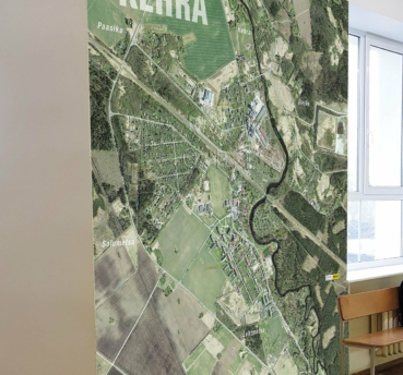 Ortofoto taustaga Kehra kaart tapeedil Kehra Gümnaasiumis