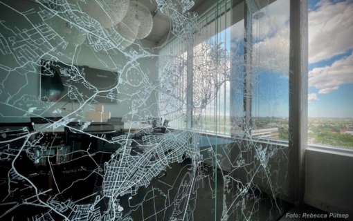 Stadtplan von Tallinn auf einer transparenten Glaswand