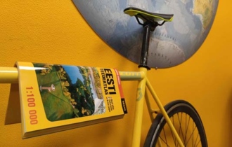 Eesti teedeatlas kollasel rattal