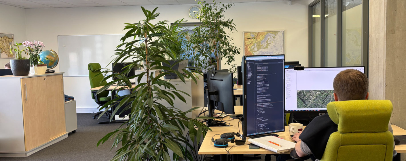 Banner - Regio office and developer working